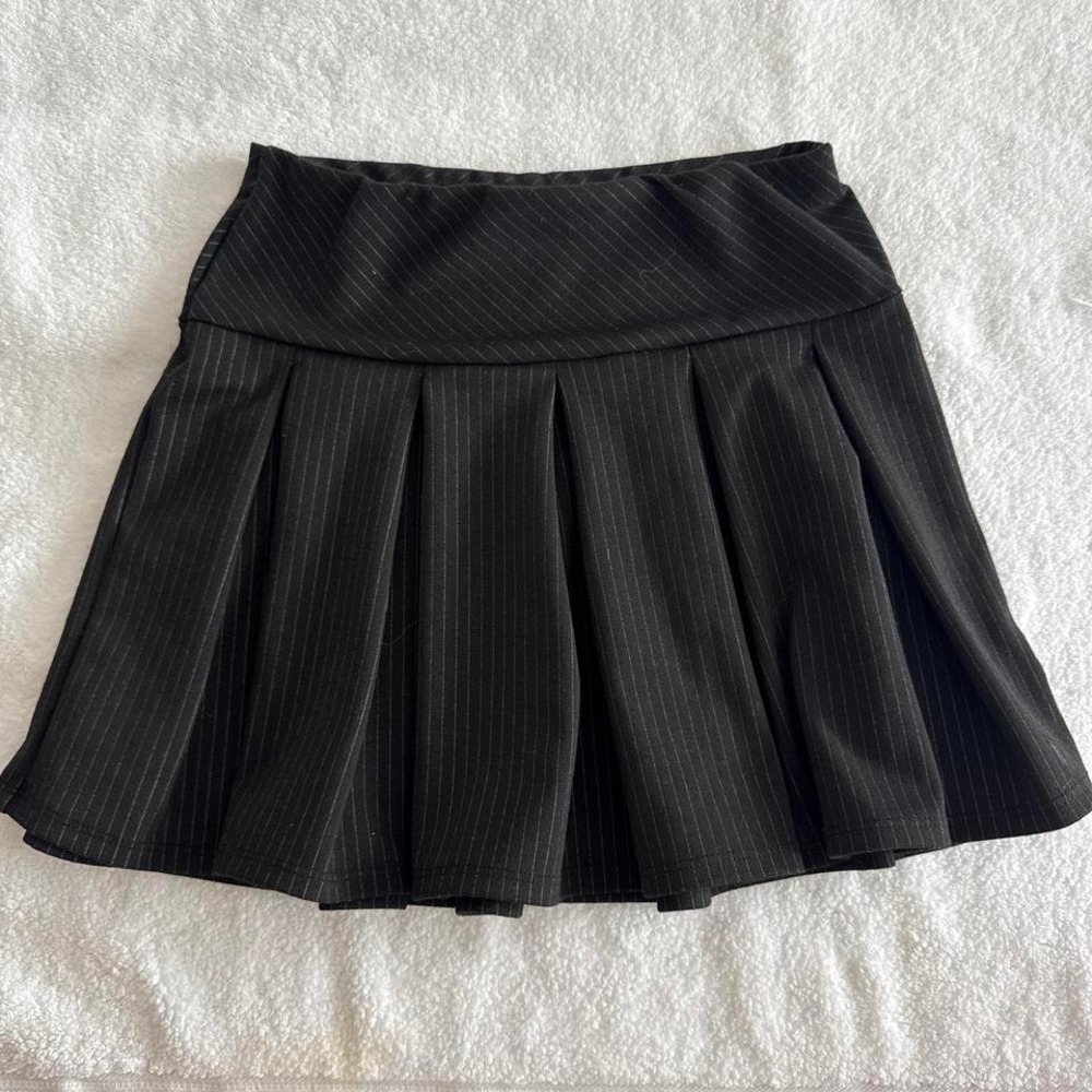 y2k grunge black pinstripe pleated mini skirt